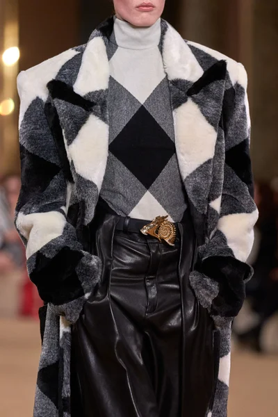 Look 100